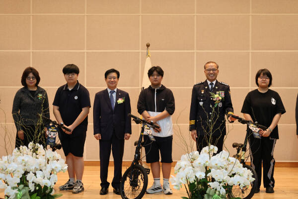 하남경찰서 청소년 자전거 절도 예방 네임택 부착 행사에 참석한 모범청소년. 하남경찰서 제공