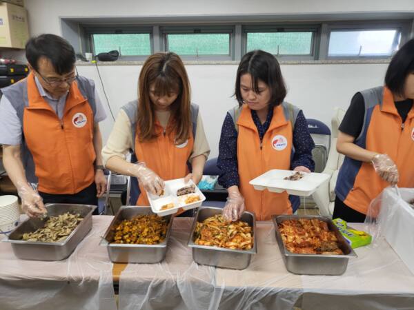 지난 26일 오후 평택 통복동 보훈회관에서 열린 ‘한전 평택지사와 함께하는 나눔행사’에서 한전 평택지사 임직원들이 국가유공자를 위한 나눔 활동을 펼치고 있다. 상이군경회 평택시지회 제공