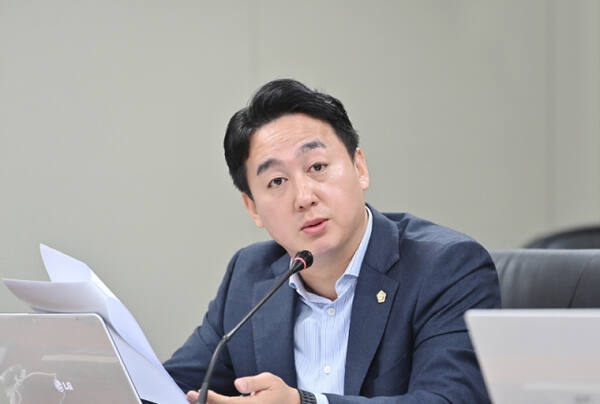 손성익 파주시의원이 싱크홀사고가 발생하는 가운데 해당 사고 관련 대안을 제시하는 조례를 대표 발의하고 있다. 파주시의회 제공