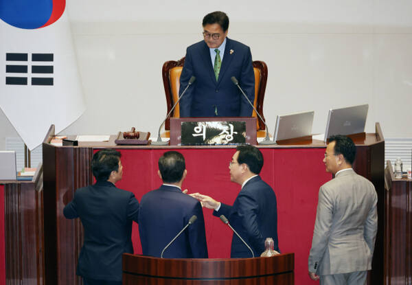 27일 국회 본회의장에서 더불어민주당 문진석 원내수석부대표, 김병기 당대표 직무대행 겸 원내대표, 국민의힘 송언석 원내대표, 유상범 원내수석부대표가 대화하고 있다. 연합뉴스