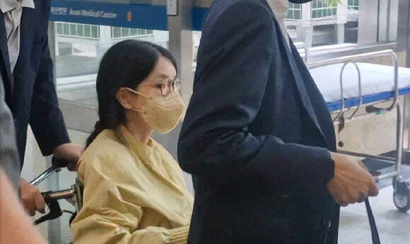 지난 27일 서울 송파구 서울아산병원에서 윤석열 전 대통령이 미는 휠체어에 탄 채 퇴원하고 있다. 연합뉴스