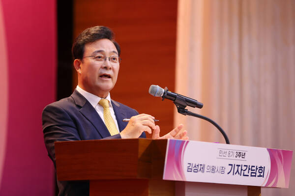 김성제 의왕시장이 30일 시청 대회의실에서 열린 ‘민선8기 취임 3주년 기자간담회’에서 쥬요 시정 성과를 설명하고 있다. 의왕시 제공