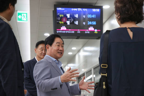 지난해 8월 별내선 개통 후 다산역에서 현장을 점검 중인 주광덕 남양주시장. 남양주시청 제공