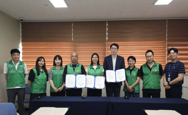 직장공장새마을운동 양주시협의회 오수영 회장(왼쪽에서 네번째), 공 회원단체인 ‘여기, 꽃이다’ 신효림 대표, 양주시 장애인종합복지관 김정희 관장이 27일 지역 장애인의 건강증진을 위한 맞춤형 번지피트니스 교육 프로그램 제공을 위한 3자간 업무협약을 체결하고 기념사진을 찍고 있다. 직장공장새마을운동 양주시협의회 제공
