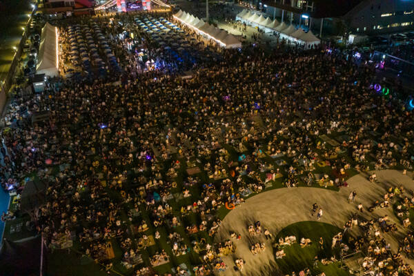 지난 20~29일까지 인천 개항장 일대에서 열린 ‘밤마다 인천 FESTA’에 온 관광객들이 야시장을 즐기고 있다. 인천관광공사 제공