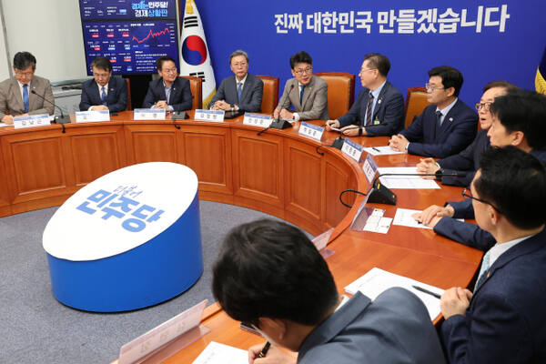 더불어민주당 진성준 정책위의장이 30일 서울 여의도 국회에서 상법 개정안 추진과 관련해 경제계 의견을 수렴하기 위해 경제6단체 부회장단과 간담회를 하고 있다. 이날 간담회에는 박일준 대한상공회의소 상근부회장, 김창범 한국경제인협회 상근부회장, 이동근 한국경영자총협회 상근부회장, 장석민 한국무역협회 전무, 오기웅 중소기업중앙회 상근부회장, 이호준 한국중견기업연합회 상근부회장, 정우영 한국상장사협회 부회장 등이 참석했다. 연합뉴스