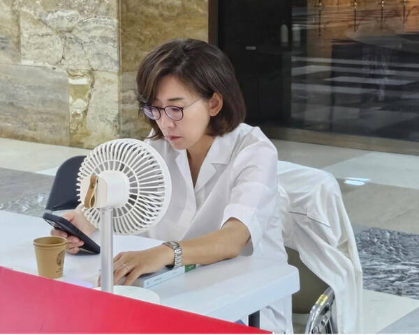 지난 27일 오후부터 국회에서 김민석 국무총리 후보자 지명 철회와 국회 법제사법위원장직 반환을 촉구하며 농성을 이어가고 있는 국민의힘 나경원 의원. 나 의원 인스타그램 갈무리
