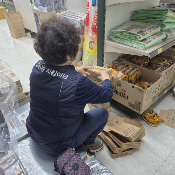 시흥시는 지난 2015년부터 고의적 자해 수단 차단을 위한 전용 포장 상자를 제작해 협력업체에 무료로 보급하고 있다. 상자에는 고의적 자해 예방을 위한 문구와 도움을 요청할 수 있는 연락처가 표시돼 있다. 모니터링 활동에 나선 ‘생명사랑 지킴이단’ 봉사자가 포장 작업을 진행하고 있는 모습. 시흥시자살예방센터 제공