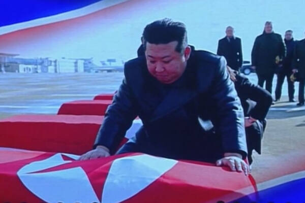 러 파병 전사자 관을 매만지면 눈물을 훔치는 김정은 국무위원장. 연합뉴스 조선중앙TV