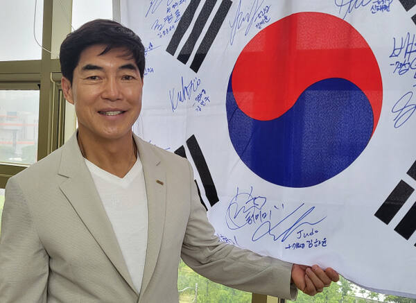이대성 2025 IJF 세계유도선수권대회 한국선수단 단장이 한국 대표팀 선수들이 사인한 태극기를 펼쳐보이고 있다.황선학기자