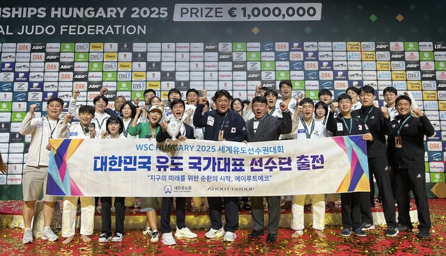 이대성 한국선수단 단장이 혼성 단체전 준우승 트로피를 들고 선수단과 함께 기념촬영을 하고 있다.한국선수단 제공