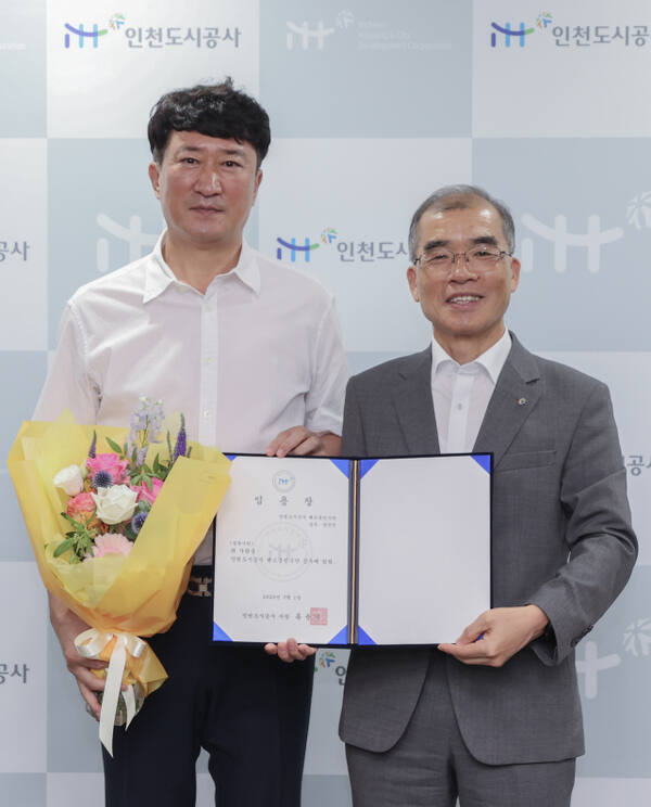 인천도시공사(iH)는 핸드볼선수단 신임 감독으로 장인익 감독(왼쪽)을 선임했다. iH제공