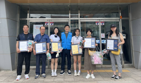 최근 인천 미추홀구청에서 열린 ‘2분기 우수 자원봉사자 시상식’을 마친 뒤 수상자들이 기념촬영을 하고 있다. 미추홀구 제공