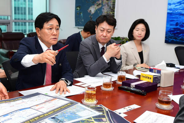 박용철 강화군수가 2일 국토교통부, 한국도로공사 관계자에게 ‘계양~강화 고속도로’ 종점부 개선을 건의하고 있다. 강화군 제공