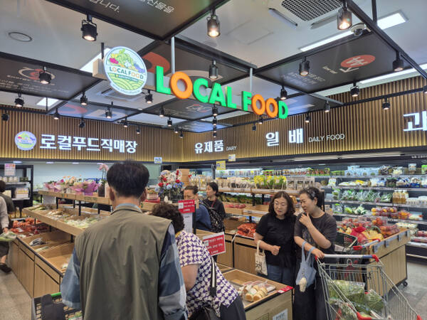 2일 시흥로컬푸드직매장을 찾은 소비자들이 물건을 고르고 있는 모습. 김한울기자