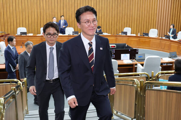 지난달 25일 김민석 국무총리 후보자가 국회에서 열린 인사청문회 후보자석을 잠시 떠나고 있다. 연합뉴스