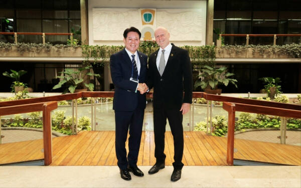최대호 안양시장(왼쪽)과 스테판 브루너 코스타리카 제1부통령이 코스타리카 산호세의 대통령궁에서 면담을 나눈 뒤 기념촬영을 하고 있다. 안양시 제공