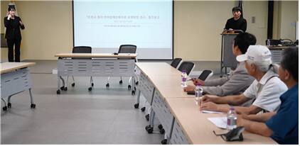이웅 인천시사회서비스원 정책연구실 연구위원이 최근 인천사서원 대회의실에서 ‘인천시 청각·언어장애인복지관 운영방안 연구’ 중간보고를 하고 있다. 인천사서원 제공