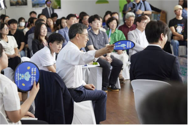김동연 도지사가 지난달 30일 시흥에코센터에서 진행된 ‘경기도 기후도민총회 출범식’에서 도민 참가자에게 부채질을 해주고 있다. 경기도 제공