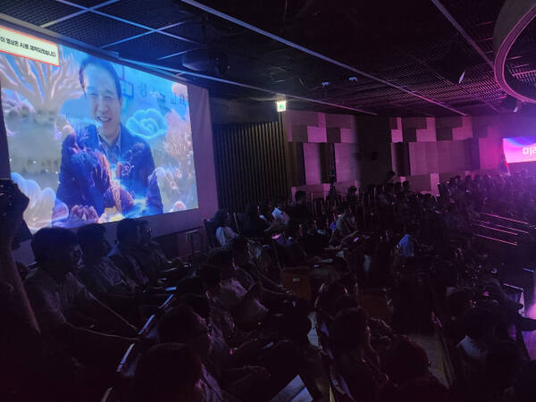 2일 경기도교육청에서 열린 ‘2025 디지털 전문교원 아카데미 성과나눔 발표회’에서 ‘AI 임태희’가 등장해 인사말을 하고 있다. 박화선기자