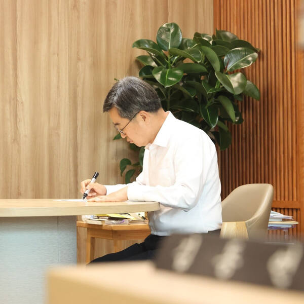 2일 김동연 경기도지사가 도민에게 전하는 편지를 작성하고 있다. 경기도 제공