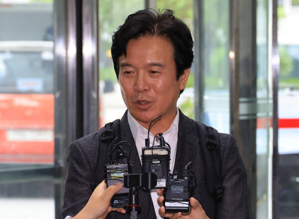 김영훈 고용노동부 장관 후보자가 지난달 24일 인사청문회 준비 사무실이 위치한 서울 중구 서울지방고용노동청으로 들어서며 기자의 질문에 답하고 있다. 연합뉴스