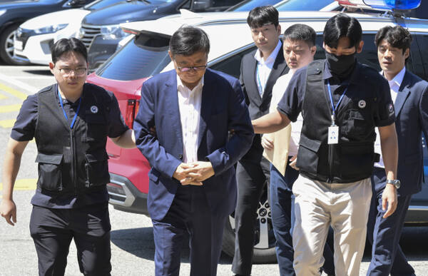 지난해 8월 ‘화성 아리셀 공장 화재’와 관련해 박순관 아리셀 대표와 아들 박중언 총괄본부장이 영장실질심사를 마치고 수원남부경찰서 유치장으로 이동하고 있다. 경기일보DB