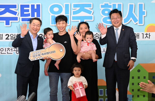 유정복 인천시장이 2일 미추홀구 숭의 대성지움애 1차에서 열린 ‘천원주택 입주행사’에서 입주예정가족에게 입주증서를 전달하고 있다. 인천시 제공