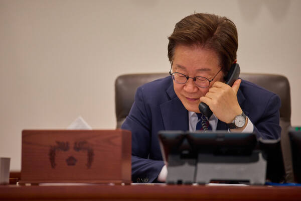 지난 1일 이재명 대통령이 용산 대통령실 청사 집무실에서 크리스토퍼 럭슨 뉴질랜드 총리와 전화 통화를 하고 있다. 연합뉴스