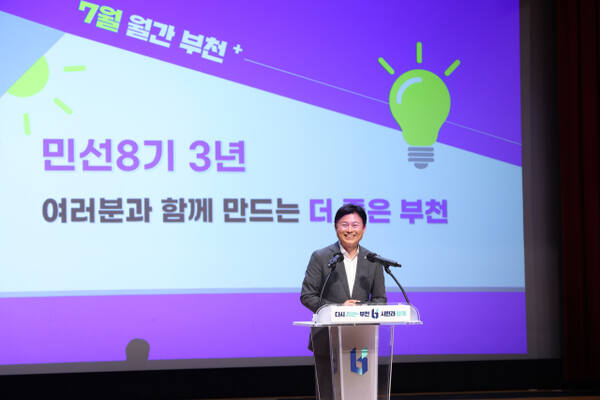 조용익 부천시장이 시청 회의실에서 열린 ‘월간부천 7월호’ 회의에서 직원들에게 인사말을 하고 있다.부천시 제공