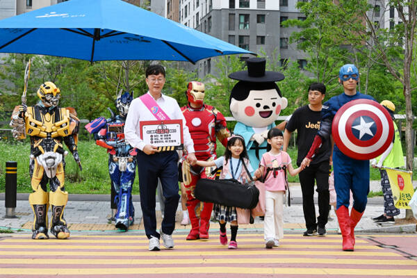 3일 오전 안산시 상록구 해양5로 안산해솔초등학교 정문에서 열린 ‘민·관협력 릴레이캠페인’에서 이민근 시장이 민간단체 회원들과 함께 등교하는 어린이들과 손을 잡고 횡단보도를 건너고 있다. 안산시 제공