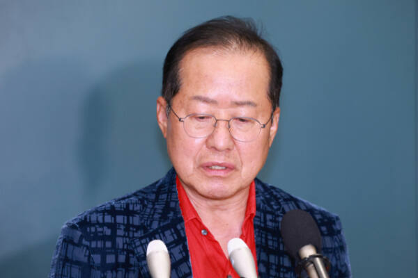 홍준표 전 대구시장이 지난 6월 17일 인천국제공항 제1여객터미널을 통해 귀국, 취재진과 인터뷰하고 있다. 홍 전 시장은 지난 4월 국민의힘 대선 후보 경선에서 패배한 뒤 탈당하고 미국 하와이에 머물렀다. 연합뉴스