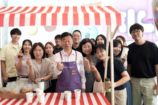 신상진 성남시장이 3일 응원카페를 열고 직접 직원들에 커피를 건네는 등 감사와 격려의 마음을 전했다. 성남시 제공