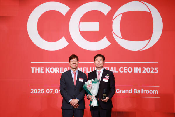 4일 오전 서울 중구 더플라자 호텔에서 열린 ‘2025 한국의 영향력 있는 CEO’ 시상식에서 일자리창출경영 부문 수상자로 선정된 이상일 용인특례시장 등 관계자들이 기념촬영을 하고 있다. 주최 측 제공