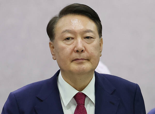지난 5일 윤석열 전 대통령이 내란 특검 2차 조사를 마치고 조은석 특별검사팀 사무실이 있는 서울 서초구 서울고검을 나서고 있다. 연합뉴스