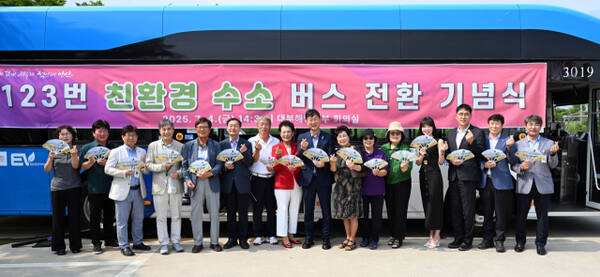안산시 단원구 대부도를 운행하는 123번 노선 버스가 친환경 수소 버스로 전환, 운영한다. 안산시 제공