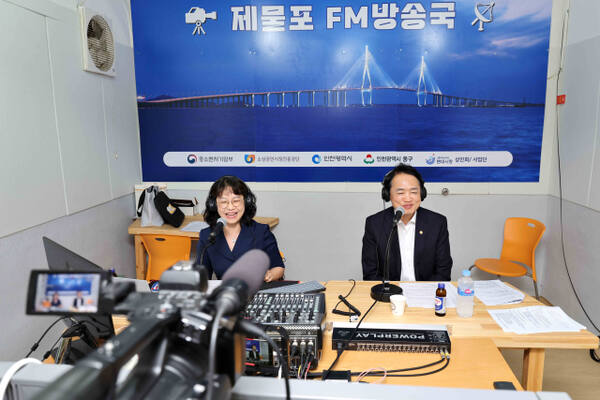 최근 인천 동구 현대시장에서 개국한 제물포 FM 라디오 방송국에 김찬진 동구청장이 첫 게스트로 나와 방송을 하고 있다. 동구청 제공