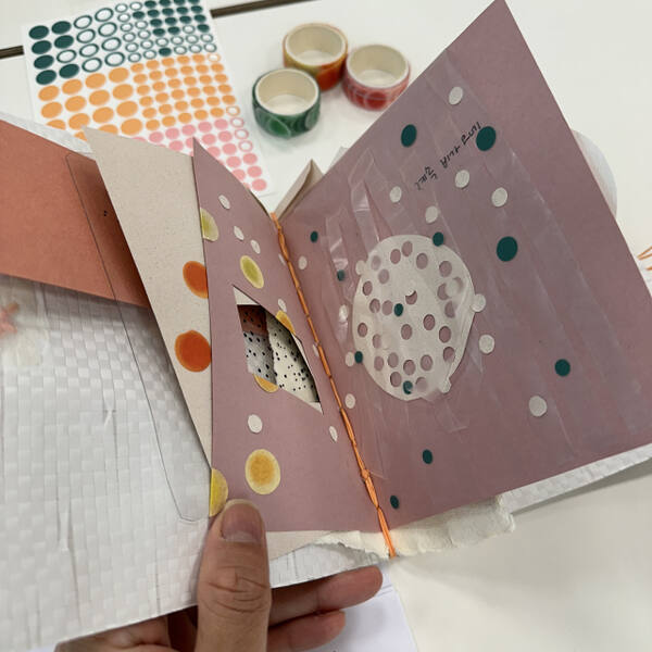 ‘말하는 점, 연결되는 선-채소 진(Zine) 메이킹’ 프로그램 진행 모습. 경기문화재단 제공