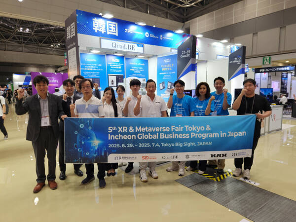 최근 일본에서 열린 ‘XR &amp; Metaverse Fair Tokyo 2025’에 참석한 기업 관계자들이 기념 촬영을 하고 있다. 인천TP 제공