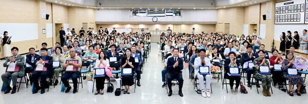 최근 인천시청 대회의실에서 열린 2025년 2분기 모범선행시민 및 우수 이·통장 표창 수여식에서 수상자들이 기념촬영을 하고 있다. 인천시 제공