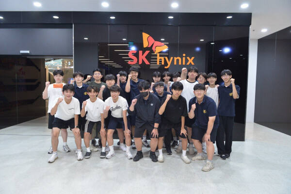 이천교육지원청과 이천시가 관내 고교생을 대상으로 반도체 공학 진로탐색 프로그램의 일환으로 SK하이닉스 홍보관을 견학했다. 이천교육지원청 제공.