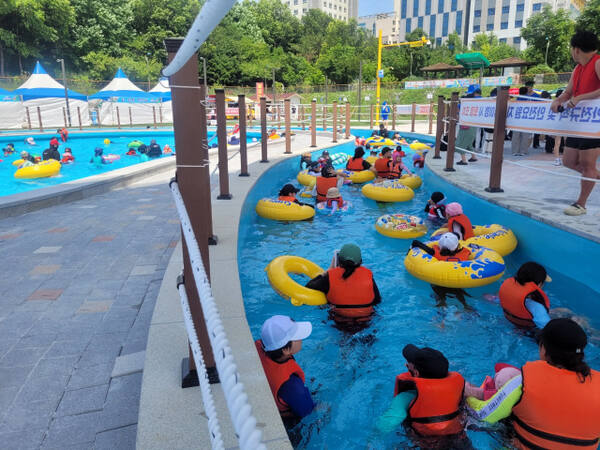 인천 남동구의 주민들이 남동 물빛놀이터에서 즐거운 시간을 보내고 있다. 남동구청 제공