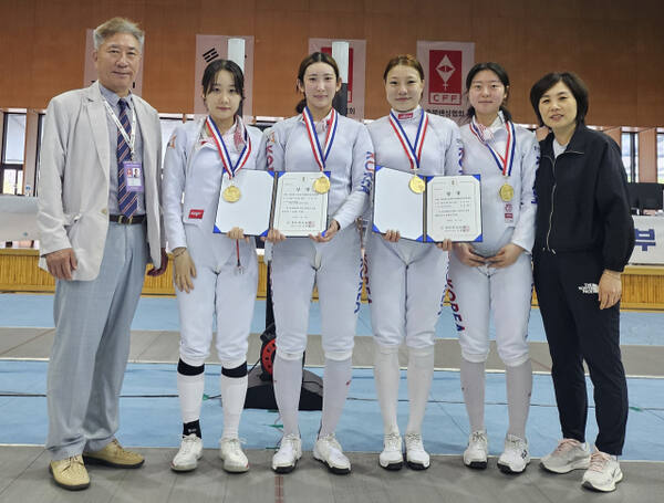 제63회 전국남녀종별펜싱선수권대회 여자 일반부 에페에서 창단 1년 7개월 만에 첫 우승을 차지한 화성시청 여자 에페 선수단. 왼쪽이 양달식 감독, 오른쪽이 이명희 코치.화성시청 제공