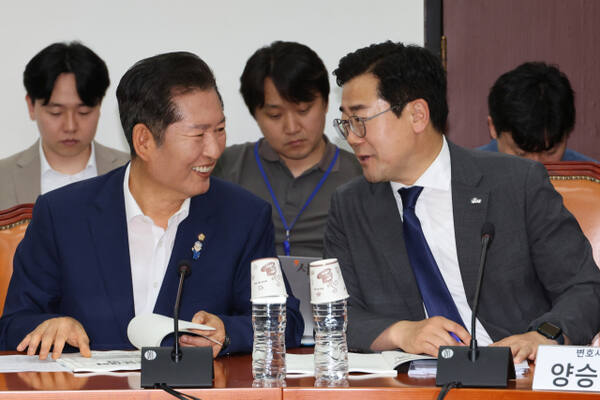 지난 2일 서울 여의도 국회에서 열린 검찰개혁토론회에 참석해 대화하고 있는 더불어민주당 정청래·박찬대 당대표 후보. 연합뉴스