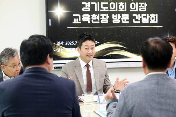 김진경 경기도의회 의장이 교육현장을 찾아 교육 관계자들과 간담회를 하고 있다. 경기도의회 제공.