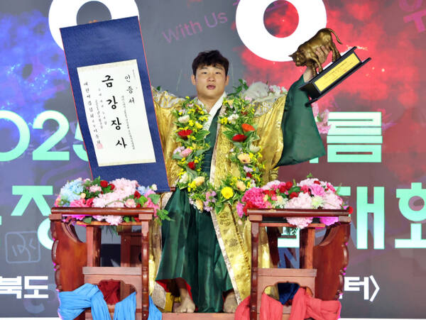 2025 보은장사씨름대회에서 금강장사 타이틀을 획득하며 2개 대회 연속 장사에 오른 김기수(수원특례시청)가 꽃가마를 타고 장사인증서와 황소트로피를 들어보이고 있다.대한씨름협회 제공