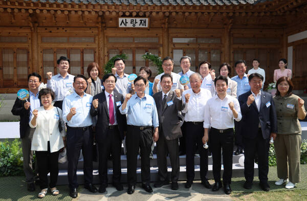우원식 국회의장과 더불어민주당 김병기 당대표 직무대행 겸 원내대표, 국민의힘 송언석 비상대책위원장 겸 원내대표 등이 8일 서울 여의도 국회 사랑재에서 열린 K-바캉스 캠페인에 참석해 "K-관광 올여름은 국내로!"를 외치고 있다. 연합뉴스