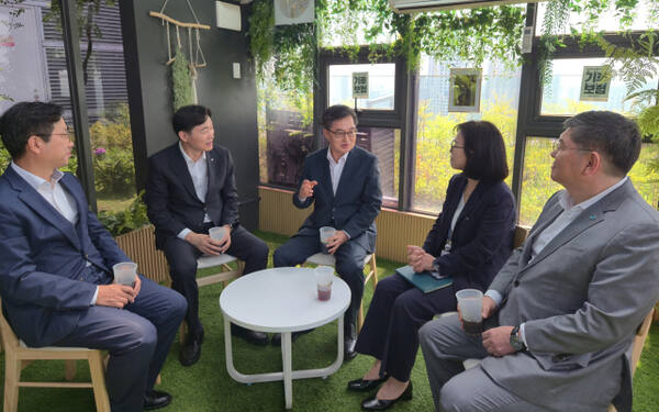 8일 ‘경기도 기후안전망 강화 공동협력 업무협약’을 위해 모인 김동연 경기도지사와 이병래 손해보험 사회공헌협의회 의장, 김혜애 경기환경에너지진흥원장 등이 대화하고 있다. 이진기자