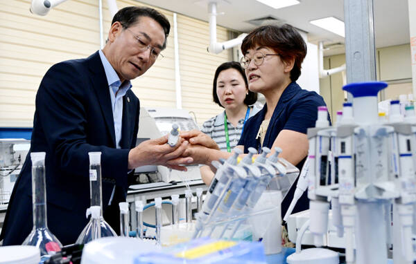 유정복 인천시장이 8일 인천 및 강화 연안 방사성 물질 조사와 관련해 인천보건환경연구원을 찾아 실험실 검사장비를 점검하고 있다. 인천시 제공