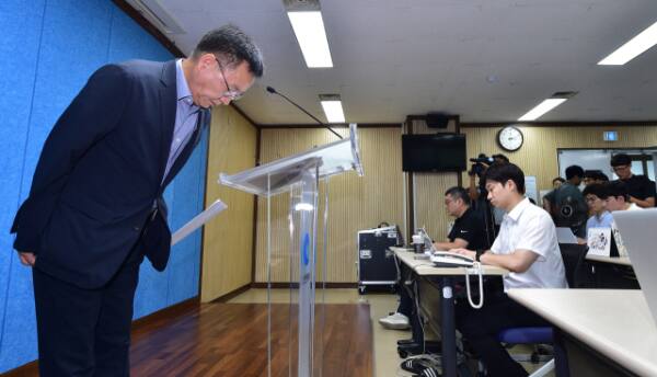 ‘인천 맨홀 작업자 사망 사고’ 관련 발주처인 인천환경공단 김성훈 이사장이 8일 인천시청에서 열린 기자회견에서 머리 숙여 사과하고 있다. 조병석기자
